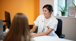 Dr. Jill Wagemans tijdens consultatie oncologie