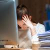 vrouw heeft handen in het haar op het werk