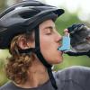 Jongen met fietshelm gebruikt puffer