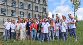 Team medische beeldvorming aan gevel AZ Sint-Maarten