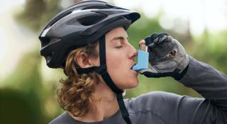 Jongen met fietshelm gebruikt puffer