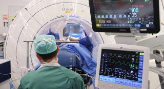 Anesthesist kijkt toe op ingreep in het operatiekwartier