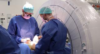Neurochirurg en verpleegkundige doen ingreep aan de ingreep