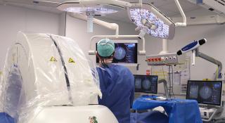 Neurochirurgie bekijkt live-beelden tijdens operatie dankzij neuronavigatie