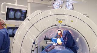 Neurochirurgie opereert aan de hand van de O-arm en nieuw toestel voor neuronavigatie