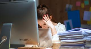 vrouw heeft handen in het haar op het werk