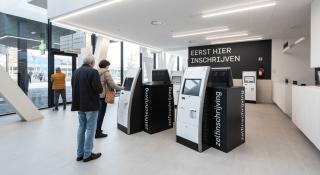 patiënten schrijven zich in aan de inschrijvingskiosken in het ziekenhuis AZ Sint-Maarten