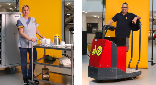 Medewerker hoteldienst met koffie en medewerker goederenvervoer op transportkar