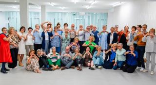 Groepsfoto van alle medewerkers van De Mantel, palliatieve eenheid in AZ Sint-Maarten