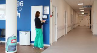 Vrouw scant ticket in poli 5