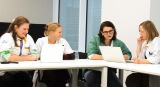 De anesthesist, klinisch bioloog en ziekenhuisapotheker evalueren wekelijks de antibiotica-allergielabels van opgenomen patiënten.