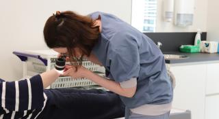 Dermatoloog onderzoekt de huid