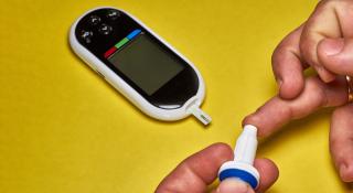 Diabetespatiënt controleert glycemiewaarden